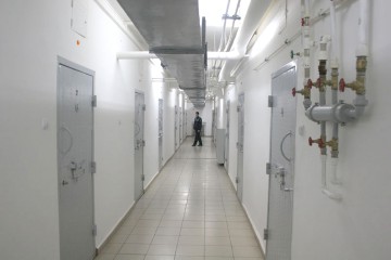 Afaceristul care a lovit intenţionat cu maşina o persoană rămâne în arest